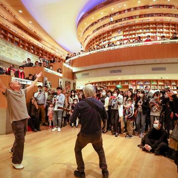 29 音乐人小河及其乐队在“时间剧场”开幕晚间的“寻谣计划”表演现场